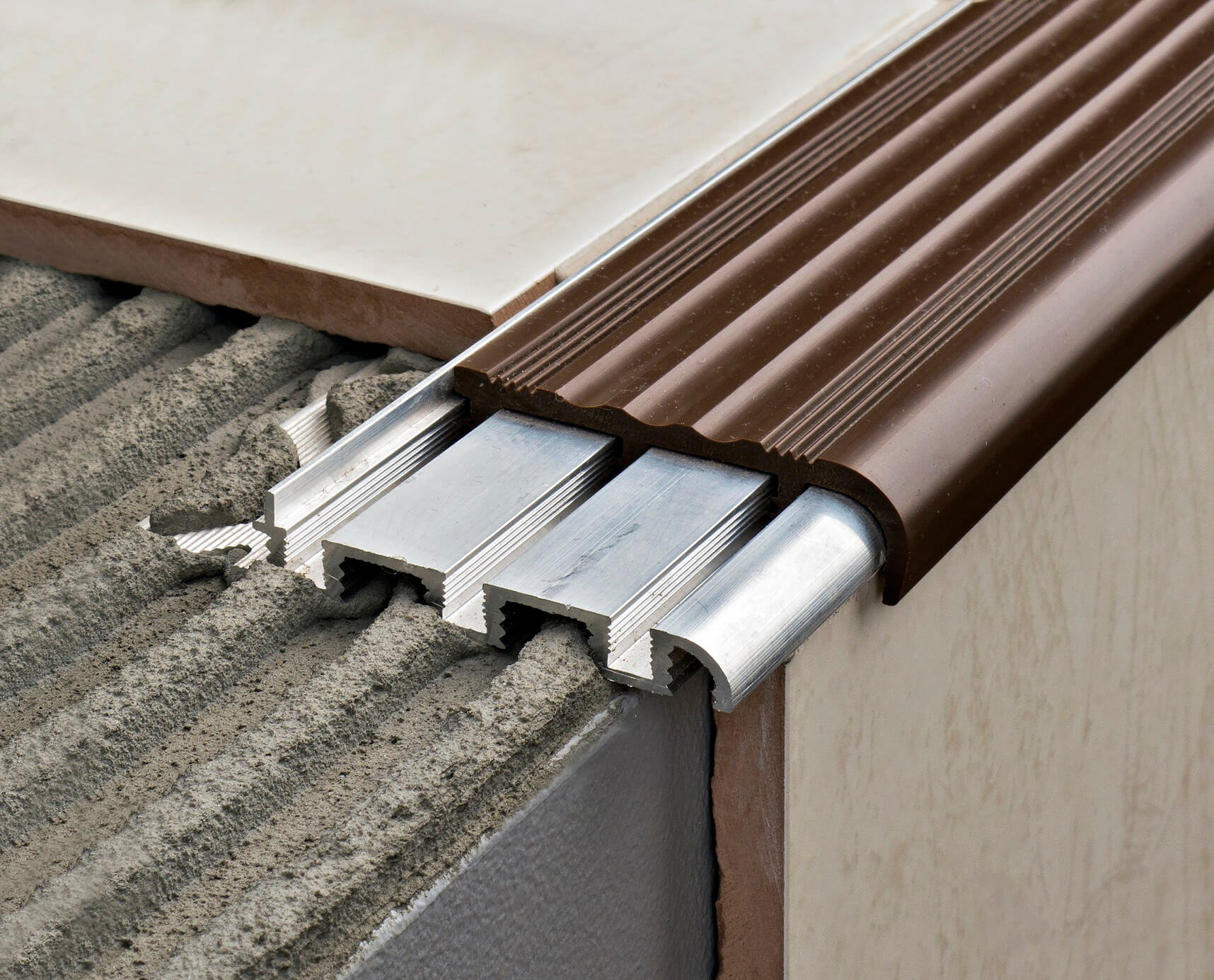profil schodowy aluminiowy z szerokoą nakładką pcv brązową